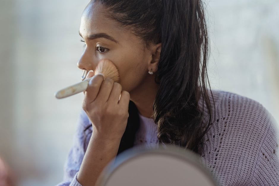 Make-up základ: jak vybrat odstín, který nesplave a nešediví