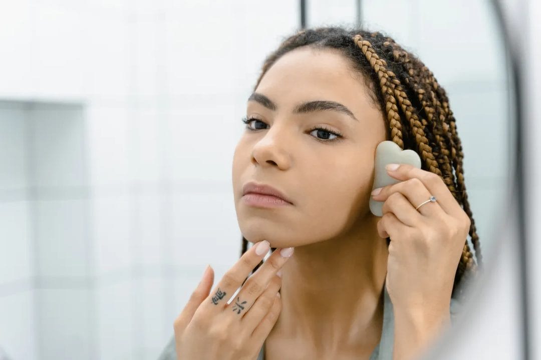 Gua sha a masáž obličeje: jak na rutinu, ze které je opravdu vidět
