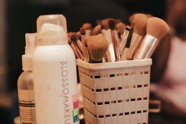 Make-up, který přežije třicítku ve stínu: jak se nalíčit, aby to do oběda nesteklo