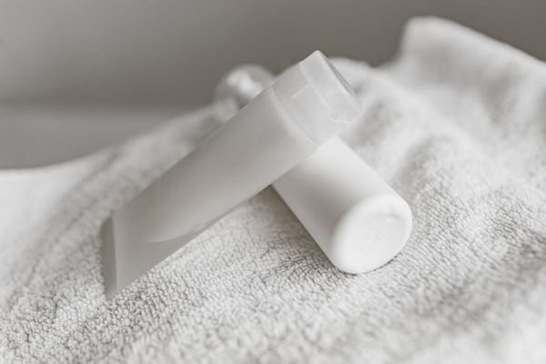 Deodorant nebo antiperspirant: jaký je rozdíl a co vybrat