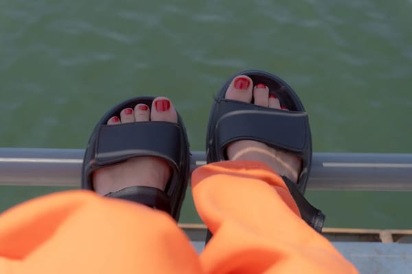 Nohy po dovolené: praskliny na patách, zarostlý lak a jak si nehty připravit na sandály
